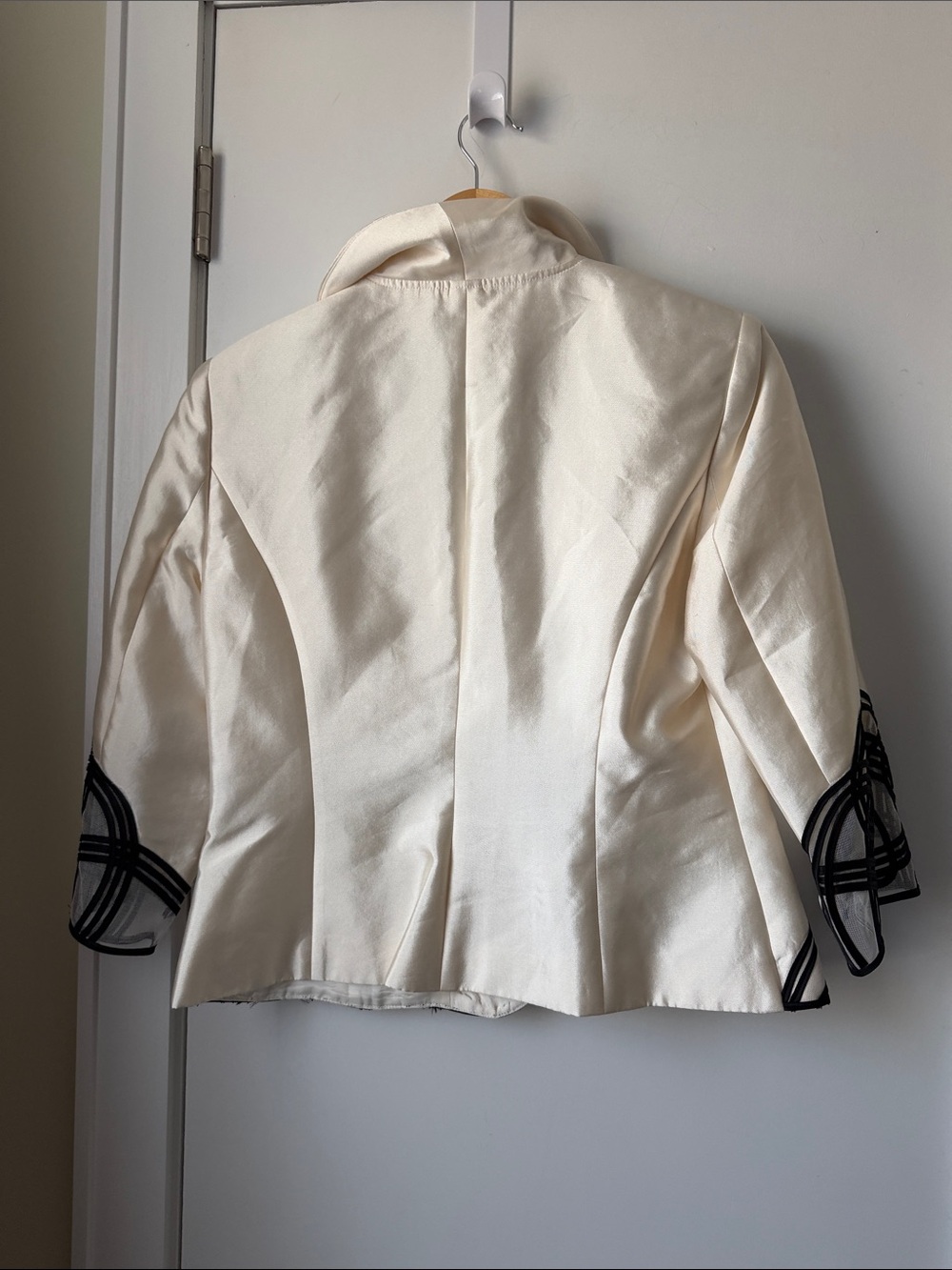 Adrianna Papell evening Cream Jacket with Black Embroidered Trim size 10 silk - Picture 5 of 7
